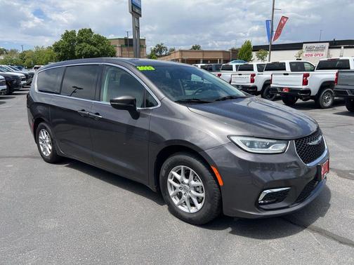 Granite Crystal Metallic Clearcoat 2023 Chrysler Pacifica Touring L