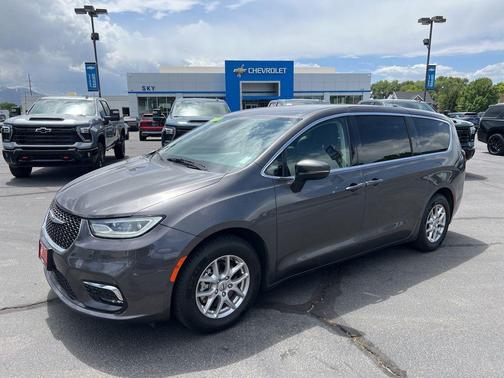 Granite Crystal Metallic Clearcoat 2023 Chrysler Pacifica Touring L