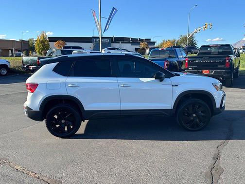 Pure White 2024 Volkswagen Taos 1.5T SE