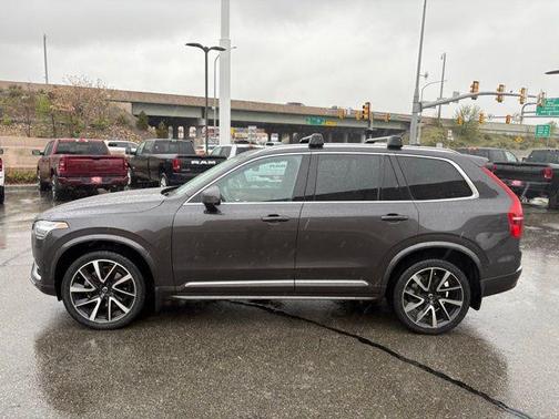 2023 Volvo XC90 B5 Plus