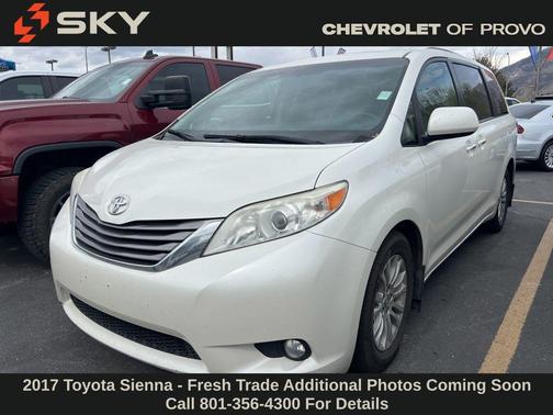 Blizzard Pearl 2017 Toyota Sienna XLE