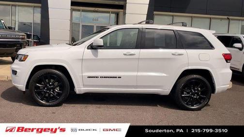 Bright White Clearcoat 2022 Jeep Grand Cherokee WK Laredo