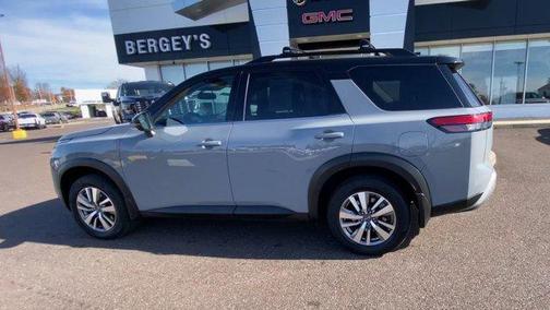 2022 Nissan Pathfinder SL