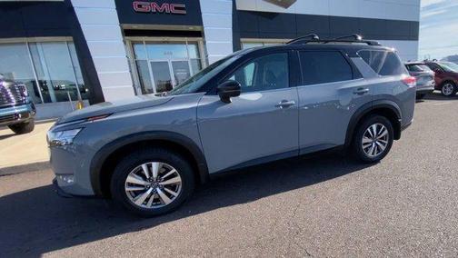 2022 Nissan Pathfinder SL