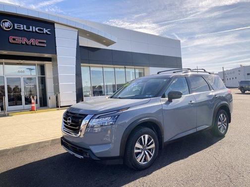 2022 Nissan Pathfinder SL