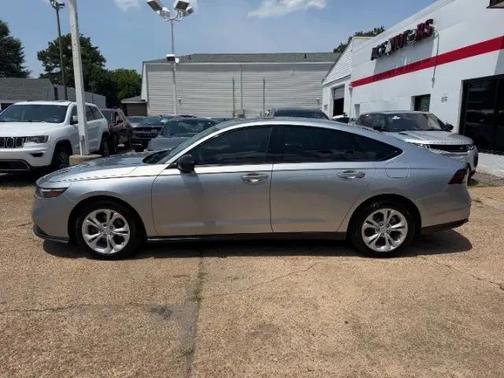 Solar Silver Metallic 2025 Honda Accord SE