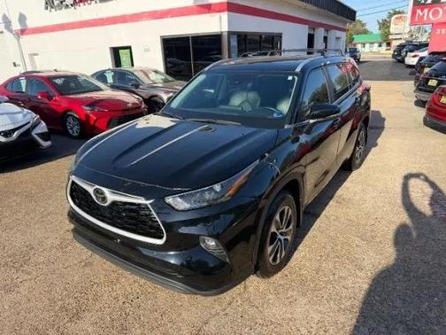 Midnight Black Metallic 2023 Toyota Highlander XLE