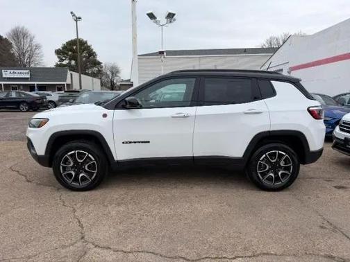 Bright White Clearcoat 2024 Jeep Compass Trailhawk