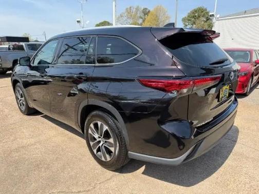BURGUNDY 2022 Toyota Highlander XLE
