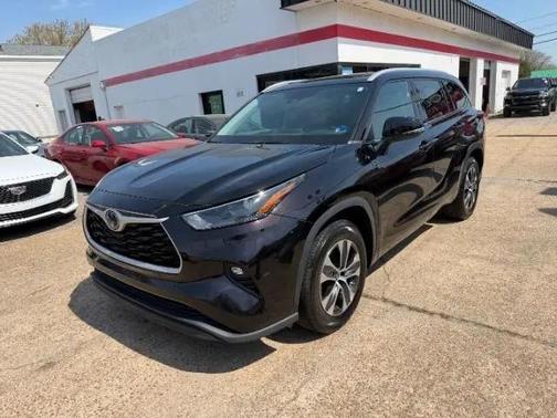 BURGUNDY 2022 Toyota Highlander XLE