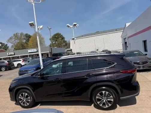 BURGUNDY 2022 Toyota Highlander XLE