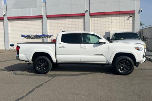White 2022 Toyota Tacoma SR5