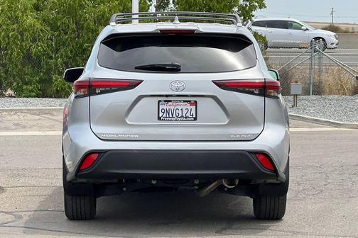 Celestial Silver Metallic 2024 Toyota Highlander XLE