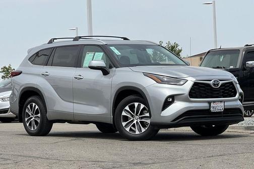 Celestial Silver Metallic 2024 Toyota Highlander XLE