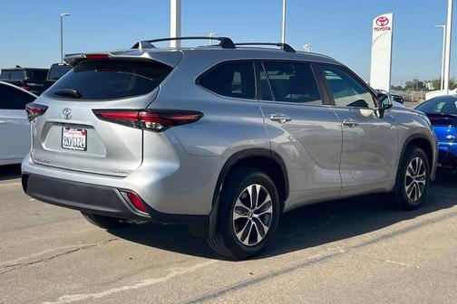 Celestial Silver Metallic 2024 Toyota Highlander XLE
