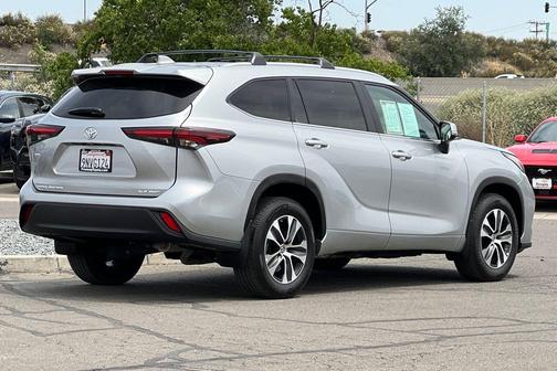 Celestial Silver Metallic 2024 Toyota Highlander XLE