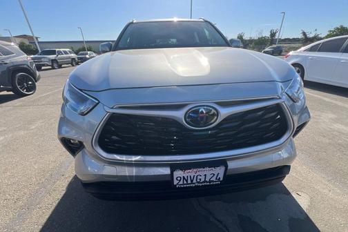 Celestial Silver Metallic 2024 Toyota Highlander XLE