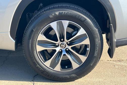 Celestial Silver Metallic 2024 Toyota Highlander XLE