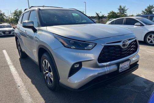 Celestial Silver Metallic 2024 Toyota Highlander XLE
