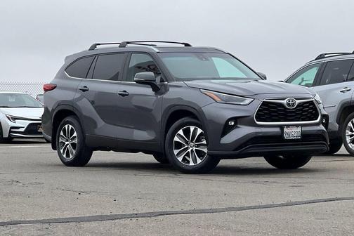 Magnetic Gray Metallic 2023 Toyota Highlander XLE