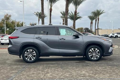 Magnetic Gray Metallic 2023 Toyota Highlander XLE