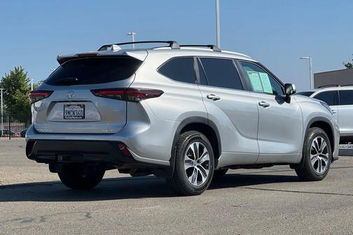 Celestial Silver Metallic 2024 Toyota Highlander XLE