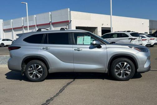 Celestial Silver Metallic 2024 Toyota Highlander XLE