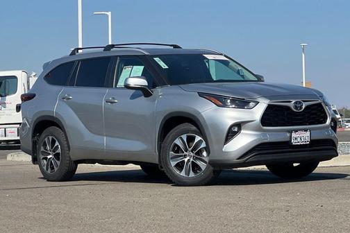 Celestial Silver Metallic 2024 Toyota Highlander XLE
