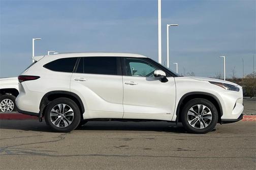 2025 Toyota Highlander Hybrid XLE