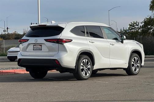 2025 Toyota Highlander Hybrid XLE