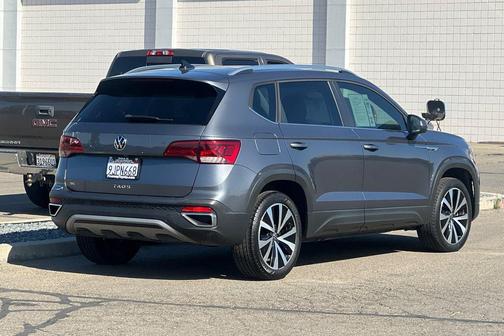 Platinum Gray Metallic 2023 Volkswagen Taos 1.5T SE