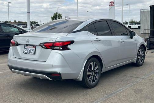 Brilliant Silver Metallic 2021 Nissan Versa 1.6 SV