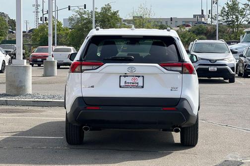 Ice Cap 2025 Toyota RAV4 Hybrid XLE