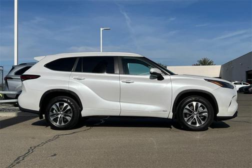 2025 Toyota Highlander Hybrid XLE
