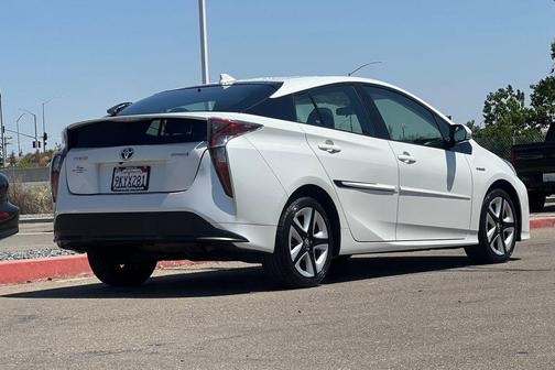 Blizzard Pearl 2016 Toyota Prius Three Touring