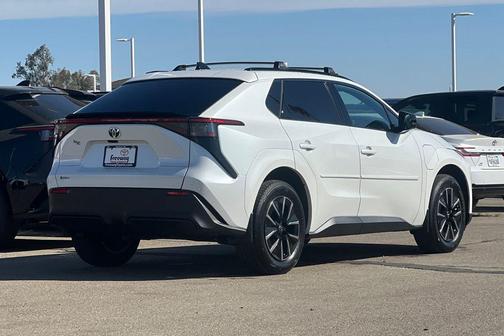 Wind Chill Pearl 2026 Toyota bZ XLE Plus