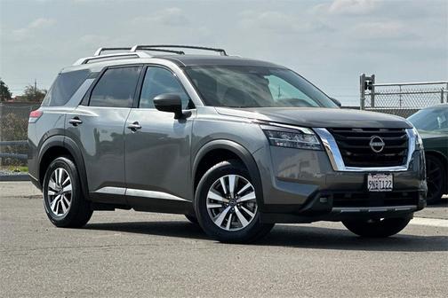 2022 Nissan Pathfinder SL