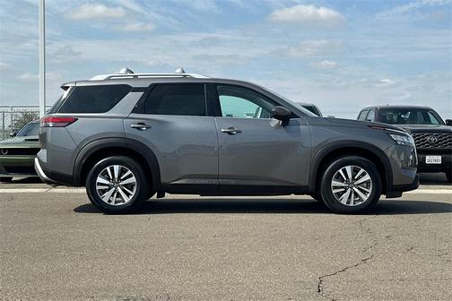 2022 Nissan Pathfinder SL