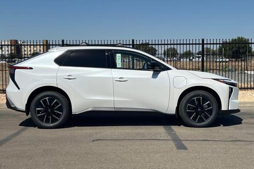 Wind Chill Pearl 2026 Toyota bZ XLE Plus