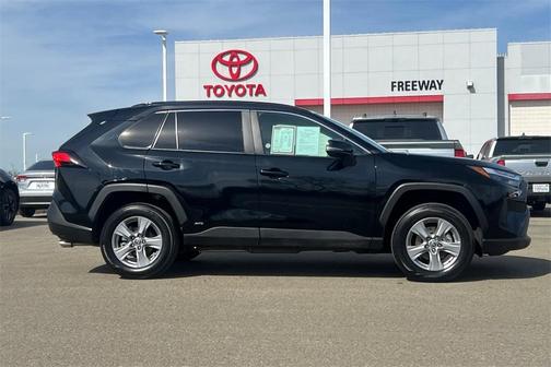 2025 Toyota RAV4 Hybrid XLE