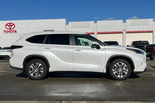 2025 Toyota Highlander Hybrid XLE