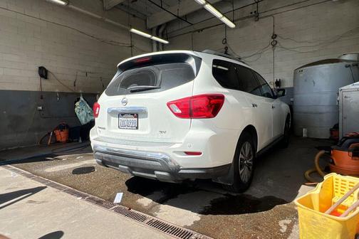 Glacier White 2017 Nissan Pathfinder SV
