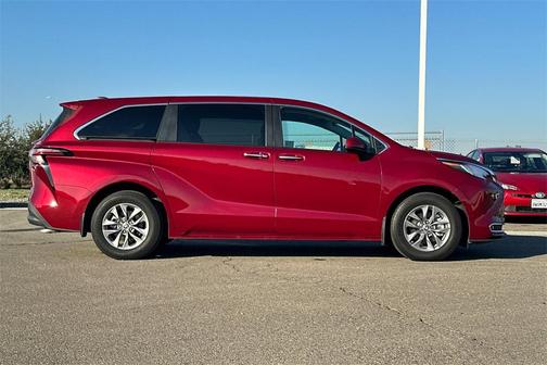 2022 Toyota Sienna XLE 8 Passenger