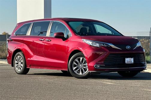 2022 Toyota Sienna XLE 8 Passenger