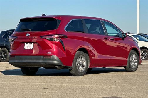2022 Toyota Sienna XLE 8 Passenger