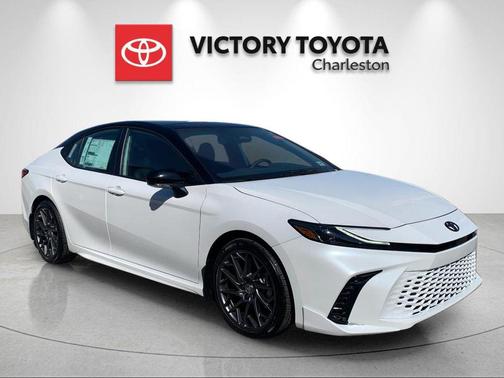 Wind Chill Pearl w/Midnight Black Metallic Roof 2026 Toyota Camry XSE