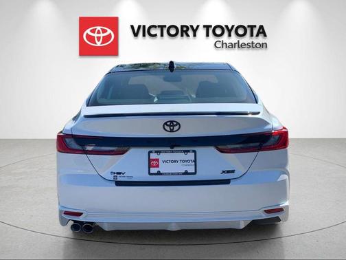 Wind Chill Pearl w/Midnight Black Metallic Roof 2026 Toyota Camry XSE