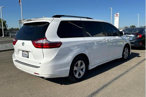 2019 Toyota Sienna LE