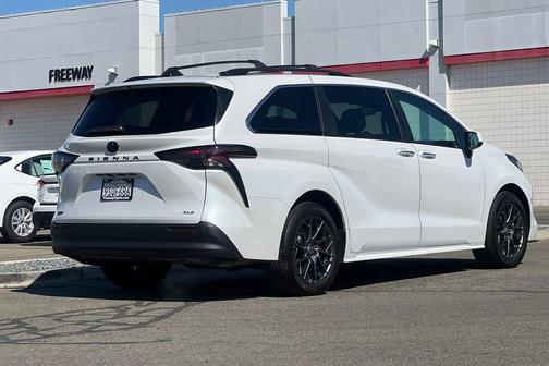 Wind Chill Pearl 2025 Toyota Sienna XLE
