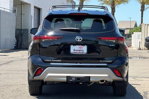 Midnight Black Metallic 2026 Toyota Highlander Hybrid Platinum